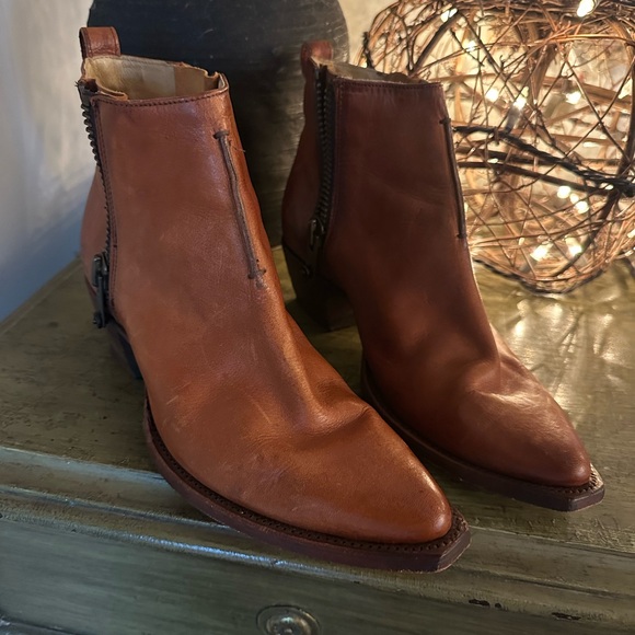 Frye Sacha Moto Shortie boots in cognac leather - Picture 2 of 4